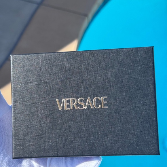 Versace Calfskin Quilted Medusa Card holder Full Inclusion - Picture 12 of 14